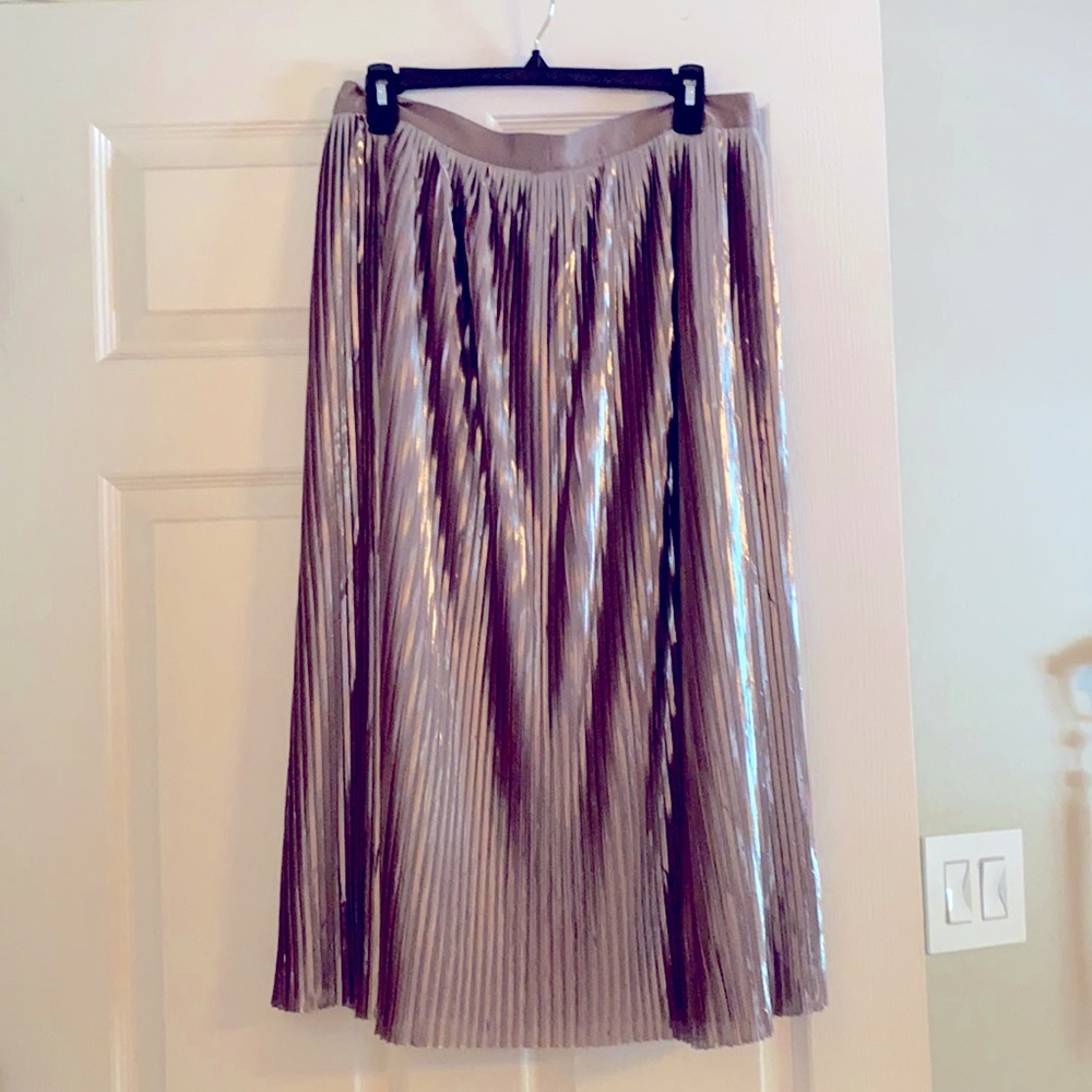 Gorgeous metallic pleated fully lined skirt.